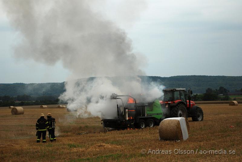 DSC_0870.JPG - Strax innan 18 tiden larmades räddningstjänsten till en brand i en rundbalsmaskin som stod på en åker. Branden var snabbt under kontroll och kunde släckas snabbt. Inga personer ska ha kommit till skada.