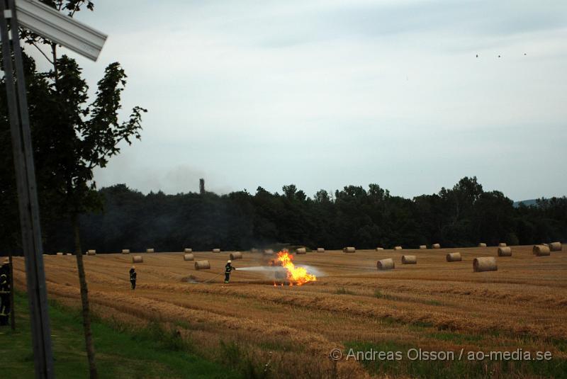 DSC_0871.JPG - Strax innan 18 tiden larmades räddningstjänsten till en brand i en rundbalsmaskin som stod på en åker. Branden var snabbt under kontroll och kunde släckas snabbt. Inga personer ska ha kommit till skada.