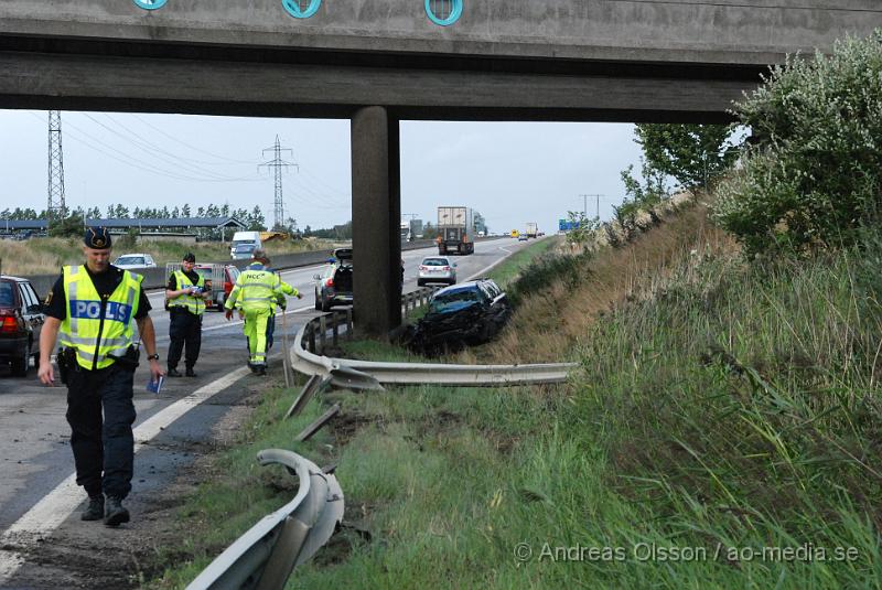 DSC_0875.jpg - Vid 16 tiden körde en personbil av E4an vid Checkpoint Åstorp och voltade, Räddningstjänst, Ambulans och Polis larmades till platsen. Bilen blev kraftigt demolerad, men det är oklart om någonn skadats allvarligt i olyckan. Viss trafikstörning på platsen under räddning och bärgnings arbetet.