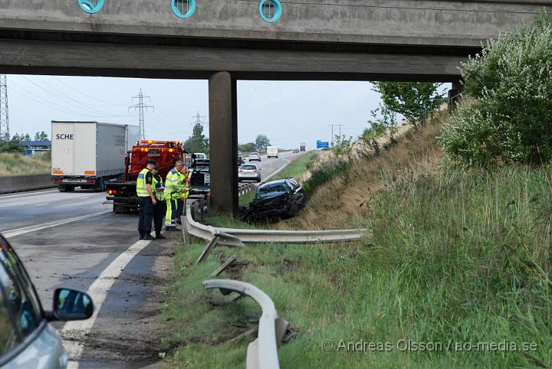 DSC_0878.jpg - Vid 16 tiden körde en personbil av E4an vid Checkpoint Åstorp och voltade, Räddningstjänst, Ambulans och Polis larmades till platsen. Bilen blev kraftigt demolerad, men det är oklart om någonn skadats allvarligt i olyckan. Viss trafikstörning på platsen under räddning och bärgnings arbetet.