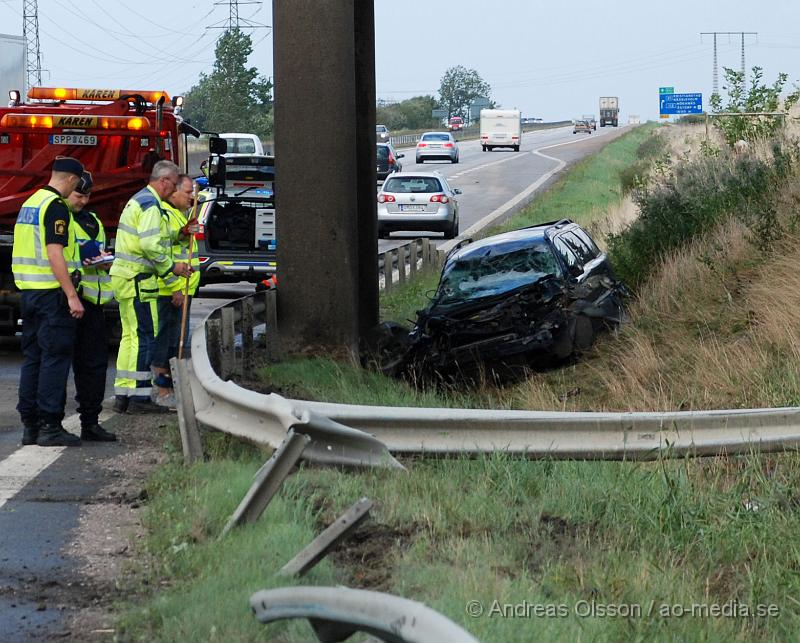 DSC_08781.jpg - Vid 16 tiden körde en personbil av E4an vid Checkpoint Åstorp och voltade, Räddningstjänst, Ambulans och Polis larmades till platsen. Bilen blev kraftigt demolerad, men det är oklart om någonn skadats allvarligt i olyckan. Viss trafikstörning på platsen under räddning och bärgnings arbetet.