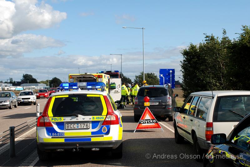 DSC_0885.JPG - Vid 15:15 tiden kom larmet om en personbil som hade åkt in i vajerräcket i bjuv.   En person fick föras till sjukhuset med lindriga skador, dem andra passegerarna var chockade över händelsen.  En viss framkomligthet var de på platsen under räddning och bärgnings arbetet.