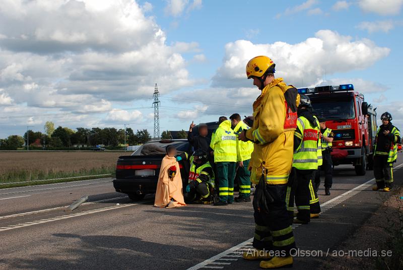 DSC_0887.JPG - Vid 15:15 tiden kom larmet om en personbil som hade åkt in i vajerräcket i bjuv.   En person fick föras till sjukhuset med lindriga skador, dem andra passegerarna var chockade över händelsen.  En viss framkomligthet var de på platsen under räddning och bärgnings arbetet.