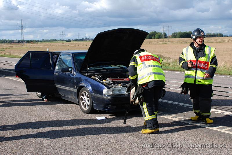 DSC_0890.JPG - Vid 15:15 tiden kom larmet om en personbil som hade åkt in i vajerräcket i bjuv.   En person fick föras till sjukhuset med lindriga skador, dem andra passegerarna var chockade över händelsen.  En viss framkomligthet var de på platsen under räddning och bärgnings arbetet.