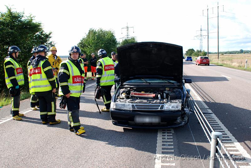 DSC_0895.JPG - Vid 15:15 tiden kom larmet om en personbil som hade åkt in i vajerräcket i bjuv.   En person fick föras till sjukhuset med lindriga skador, dem andra passegerarna var chockade över händelsen.  En viss framkomligthet var de på platsen under räddning och bärgnings arbetet.