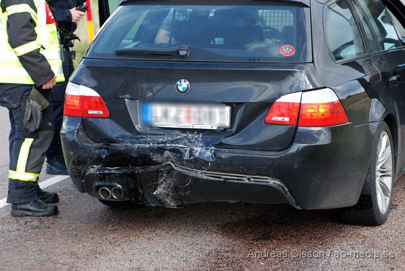 DSC_0903.JPG - Vid 10 tiden larmades räddningstjänsten till en trafikolycka i Nyvång. Där det rörde sig om en bakifrån Kollision mellan två personbilar. En person fick föras till helsingsborgs lasarett för lindriga skador.