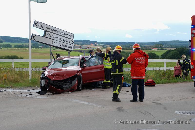 DSC_0975.JPG - Vid 14 tiden larmades Räddningstjänsten från Klippan och Ljungbyhed, samt flera ambulanser och polis till en trafikolycka i korsningen vid Ljungbergs tryckeri i Klippan. Två personbilar hade kolliderat och fyra personer var inblandade, skadeläget är oklart. Men minst en är förd till Helsingborgs Lasarett.