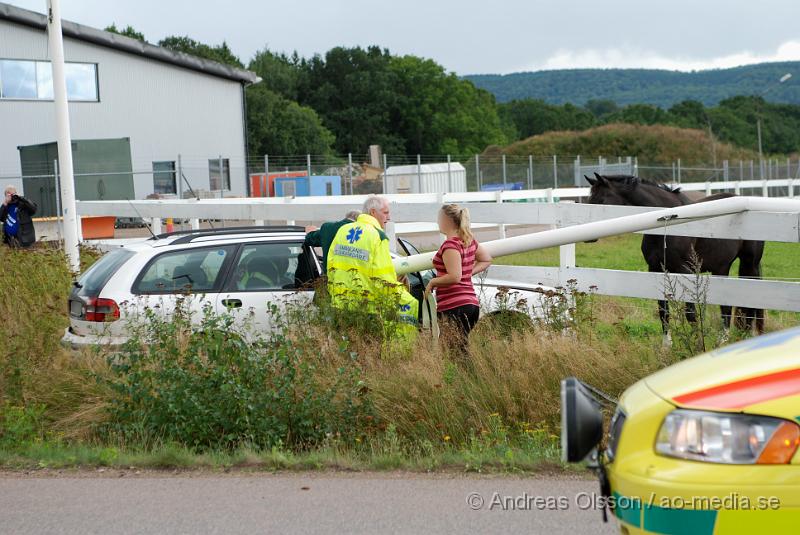 DSC_0978.JPG - Vid 14 tiden larmades Räddningstjänsten från Klippan och Ljungbyhed, samt flera ambulanser och polis till en trafikolycka i korsningen vid Ljungbergs tryckeri i Klippan. Två personbilar hade kolliderat och fyra personer var inblandade, skadeläget är oklart. Men minst en är förd till Helsingborgs Lasarett.