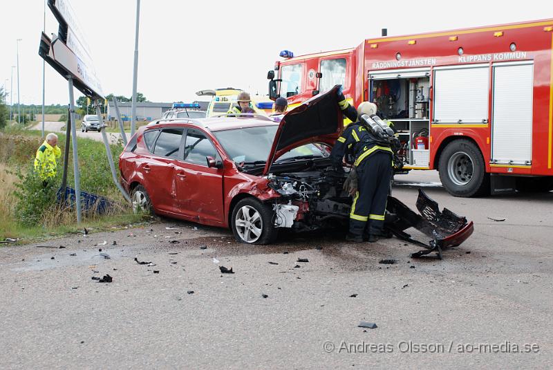 DSC_0980.JPG - Vid 14 tiden larmades Räddningstjänsten från Klippan och Ljungbyhed, samt flera ambulanser och polis till en trafikolycka i korsningen vid Ljungbergs tryckeri i Klippan. Två personbilar hade kolliderat och fyra personer var inblandade, skadeläget är oklart. Men minst en är förd till Helsingborgs Lasarett.