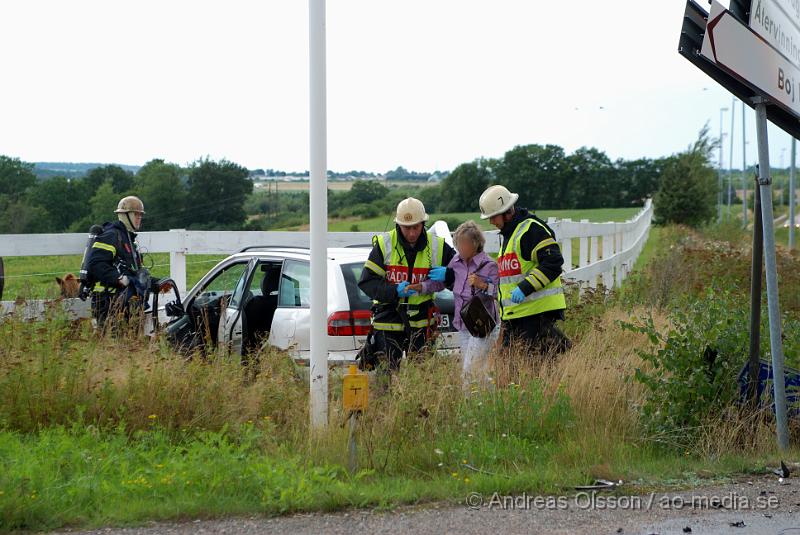 DSC_0981.JPG - Vid 14 tiden larmades Räddningstjänsten från Klippan och Ljungbyhed, samt flera ambulanser och polis till en trafikolycka i korsningen vid Ljungbergs tryckeri i Klippan. Två personbilar hade kolliderat och fyra personer var inblandade, skadeläget är oklart. Men minst en är förd till Helsingborgs Lasarett.