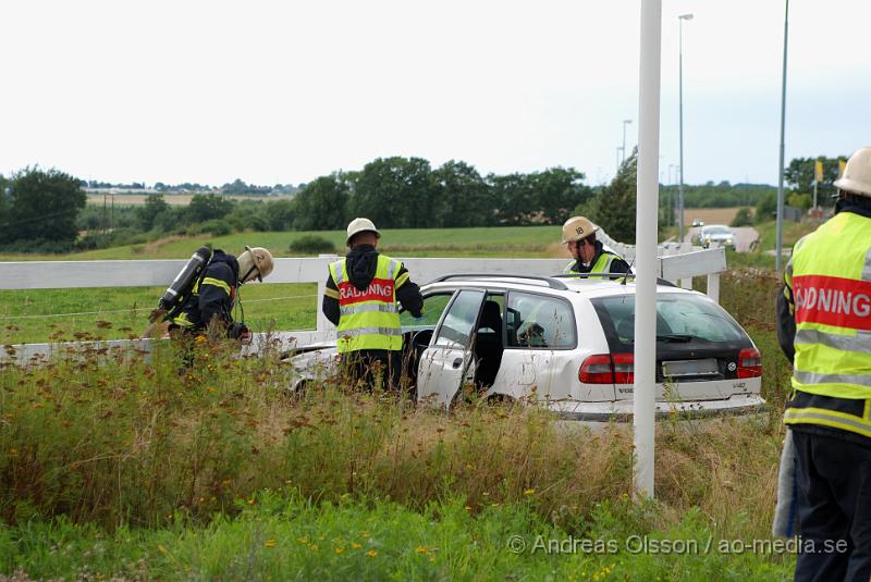 DSC_0983.JPG - Vid 14 tiden larmades Räddningstjänsten från Klippan och Ljungbyhed, samt flera ambulanser och polis till en trafikolycka i korsningen vid Ljungbergs tryckeri i Klippan. Två personbilar hade kolliderat och fyra personer var inblandade, skadeläget är oklart. Men minst en är förd till Helsingborgs Lasarett.