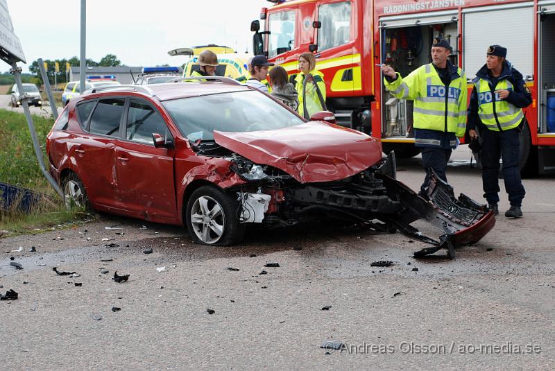 DSC_0985.JPG - Vid 14 tiden larmades Räddningstjänsten från Klippan och Ljungbyhed, samt flera ambulanser och polis till en trafikolycka i korsningen vid Ljungbergs tryckeri i Klippan. Två personbilar hade kolliderat och fyra personer var inblandade, skadeläget är oklart. Men minst en är förd till Helsingborgs Lasarett.