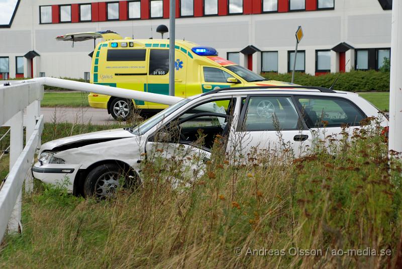 DSC_0989.JPG - Vid 14 tiden larmades Räddningstjänsten från Klippan och Ljungbyhed, samt flera ambulanser och polis till en trafikolycka i korsningen vid Ljungbergs tryckeri i Klippan. Två personbilar hade kolliderat och fyra personer var inblandade, skadeläget är oklart. Men minst en är förd till Helsingborgs Lasarett.