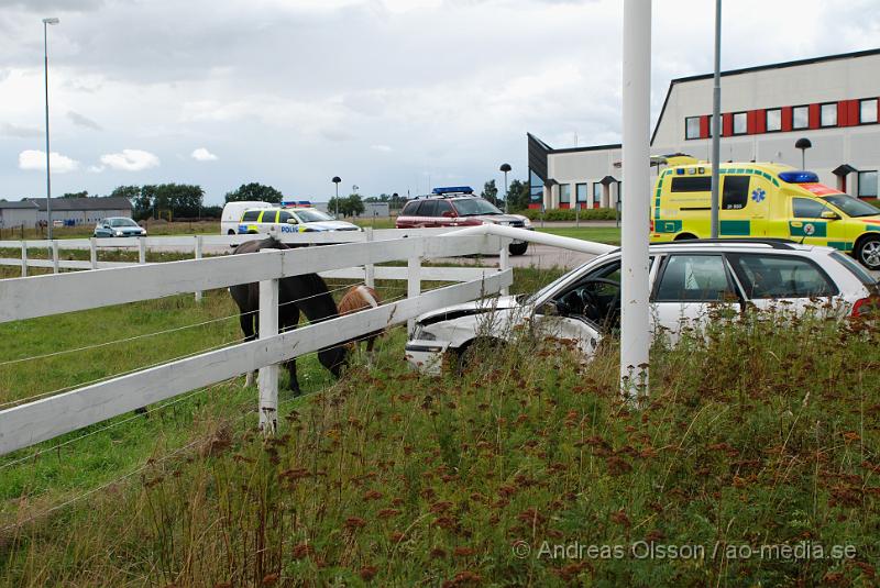 DSC_0990.JPG - Vid 14 tiden larmades Räddningstjänsten från Klippan och Ljungbyhed, samt flera ambulanser och polis till en trafikolycka i korsningen vid Ljungbergs tryckeri i Klippan. Två personbilar hade kolliderat och fyra personer var inblandade, skadeläget är oklart. Men minst en är förd till Helsingborgs Lasarett.