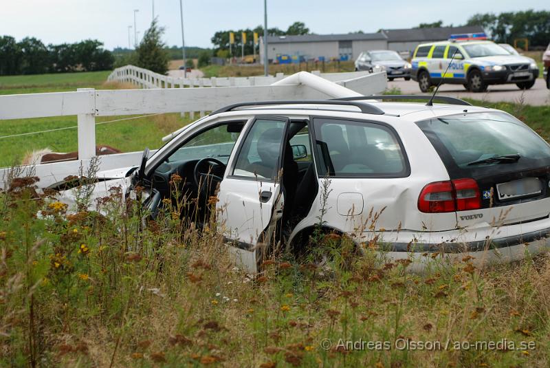 DSC_0991.JPG - Vid 14 tiden larmades Räddningstjänsten från Klippan och Ljungbyhed, samt flera ambulanser och polis till en trafikolycka i korsningen vid Ljungbergs tryckeri i Klippan. Två personbilar hade kolliderat och fyra personer var inblandade, skadeläget är oklart. Men minst en är förd till Helsingborgs Lasarett.