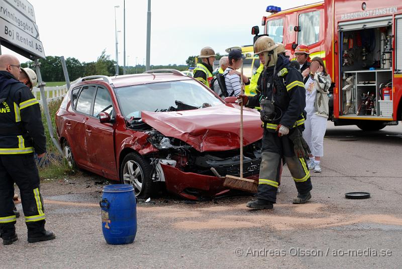 DSC_0992.JPG - Vid 14 tiden larmades Räddningstjänsten från Klippan och Ljungbyhed, samt flera ambulanser och polis till en trafikolycka i korsningen vid Ljungbergs tryckeri i Klippan. Två personbilar hade kolliderat och fyra personer var inblandade, skadeläget är oklart. Men minst en är förd till Helsingborgs Lasarett.