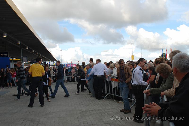 DSC_1212.JPG - Invigningen av världens nyaste Ikea i Helsingborg!Folk var som galna, trängde sig förbi och flyttade på staketet för att komma in till Ikea, Vakterna hade fullt upp med att hålla personerna tillbaka.