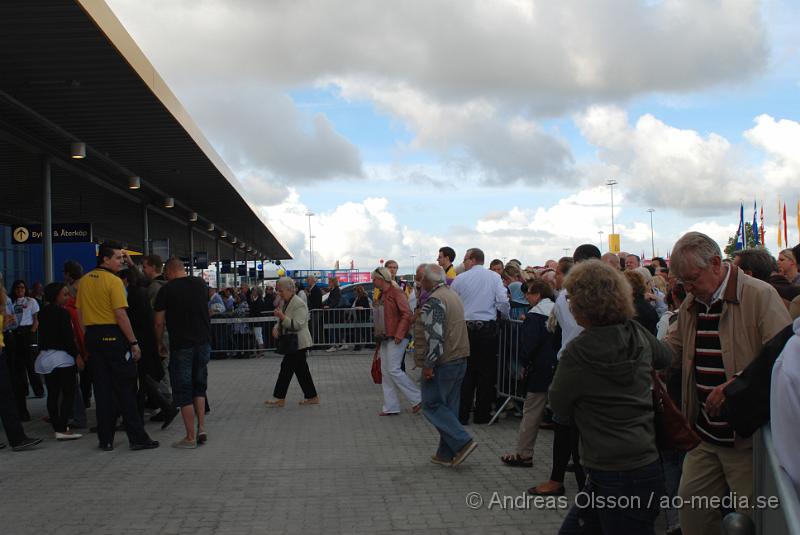 DSC_1213.JPG - Invigningen av världens nyaste Ikea i Helsingborg!Folk var som galna, trängde sig förbi och flyttade på staketet för att komma in till Ikea, Vakterna hade fullt upp med att hålla personerna tillbaka.