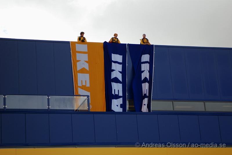 DSC_1244.JPG - Invigningen av världens nyaste Ikea i Helsingborg!Tre av Ikeas personal tog takvägen till jobbet genom ett fallskärmshopp.