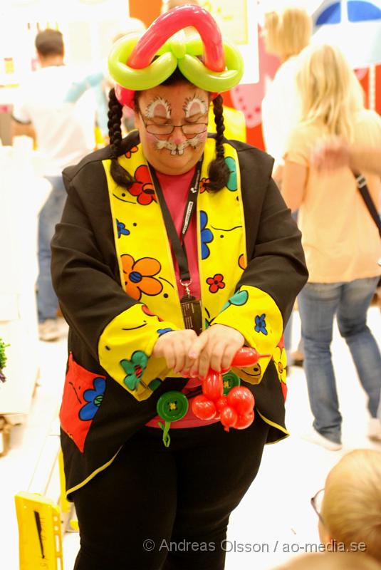 DSC_1267.JPG - Invigningen av världens nyaste Ikea i Helsingborg! En annan clown inne i varuhuset som stod vid barnavdelningen och gjorde saker av ballonger till barnen.