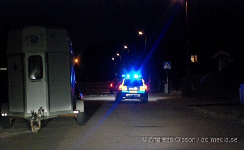 DSC_1400.JPG - Under kvällen hade polisen i klippan ett efterföljande på en bil som vägrade stanna, bilen körde runt i kvarteren vid bofinkenskolan i klippan. Föraren stannade vid minst två tillfällen, men när polisen gick ur körde föraren iväg igen och jakten fortsatte, Jakten som varade i minst 15 minuter tog slut när förstärkning kom och bilen körde in på en återvändsgränd där det tog stopp. Sammanlagt var 4 polisbilar med i jakten. När föraren stannat låste han alla dörrar på bilen så polisen inte kom in, men efter ett litet tag låste han upp och polisen tog hand om föraren. Varför föraren inte stanna är oklart.