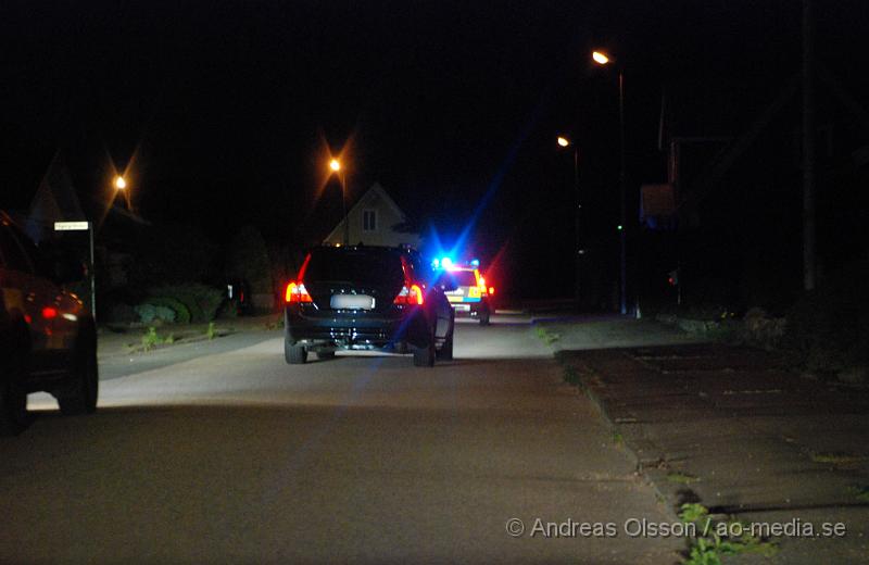 DSC_1405.JPG - Under kvällen hade polisen i klippan ett efterföljande på en bil som vägrade stanna, bilen körde runt i kvarteren vid bofinkenskolan i klippan. Föraren stannade vid minst två tillfällen, men när polisen gick ur körde föraren iväg igen och jakten fortsatte, Jakten som varade i minst 15 minuter tog slut när förstärkning kom och bilen körde in på en återvändsgränd där det tog stopp. Sammanlagt var 4 polisbilar med i jakten. När föraren stannat låste han alla dörrar på bilen så polisen inte kom in, men efter ett litet tag låste han upp och polisen tog hand om föraren. Varför föraren inte stanna är oklart.