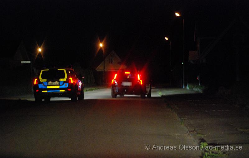 DSC_1406.JPG - Under kvällen hade polisen i klippan ett efterföljande på en bil som vägrade stanna, bilen körde runt i kvarteren vid bofinkenskolan i klippan. Föraren stannade vid minst två tillfällen, men när polisen gick ur körde föraren iväg igen och jakten fortsatte, Jakten som varade i minst 15 minuter tog slut när förstärkning kom och bilen körde in på en återvändsgränd där det tog stopp. Sammanlagt var 4 polisbilar med i jakten. När föraren stannat låste han alla dörrar på bilen så polisen inte kom in, men efter ett litet tag låste han upp och polisen tog hand om föraren. Varför föraren inte stanna är oklart.