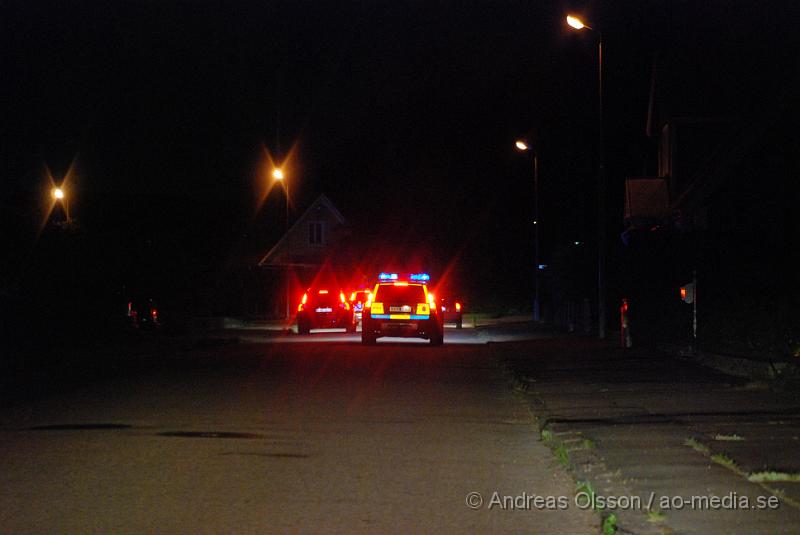 DSC_1407.JPG - Under kvällen hade polisen i klippan ett efterföljande på en bil som vägrade stanna, bilen körde runt i kvarteren vid bofinkenskolan i klippan. Föraren stannade vid minst två tillfällen, men när polisen gick ur körde föraren iväg igen och jakten fortsatte, Jakten som varade i minst 15 minuter tog slut när förstärkning kom och bilen körde in på en återvändsgränd där det tog stopp. Sammanlagt var 4 polisbilar med i jakten. När föraren stannat låste han alla dörrar på bilen så polisen inte kom in, men efter ett litet tag låste han upp och polisen tog hand om föraren. Varför föraren inte stanna är oklart.