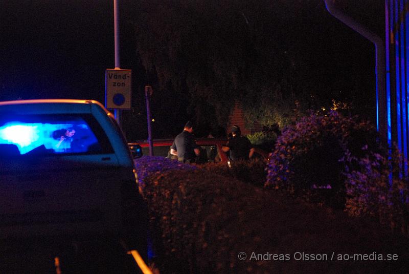 DSC_1414.JPG - Under kvällen hade polisen i klippan ett efterföljande på en bil som vägrade stanna, bilen körde runt i kvarteren vid bofinkenskolan i klippan. Föraren stannade vid minst två tillfällen, men när polisen gick ur körde föraren iväg igen och jakten fortsatte, Jakten som varade i minst 15 minuter tog slut när förstärkning kom och bilen körde in på en återvändsgränd där det tog stopp. Sammanlagt var 4 polisbilar med i jakten. När föraren stannat låste han alla dörrar på bilen så polisen inte kom in, men efter ett litet tag låste han upp och polisen tog hand om föraren. Varför föraren inte stanna är oklart.