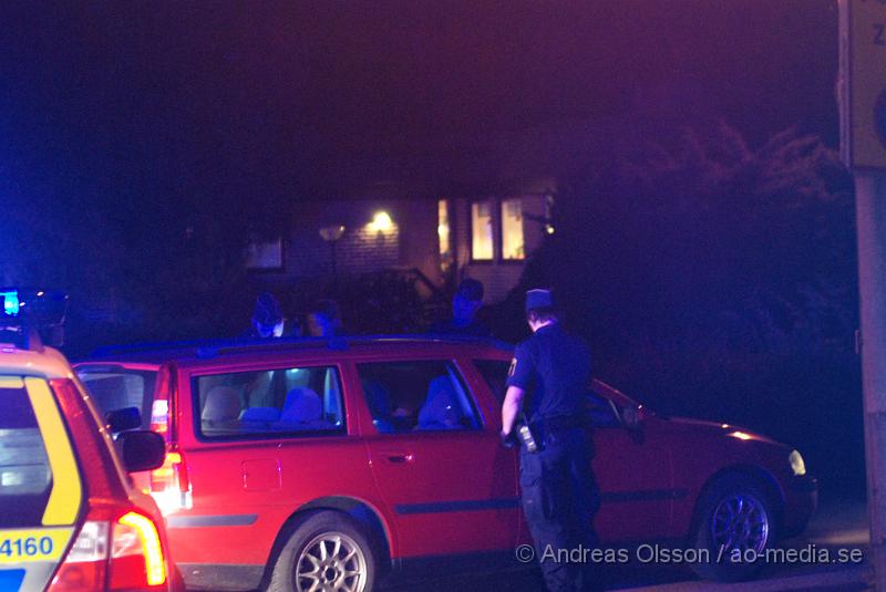 DSC_1418.JPG - Under kvällen hade polisen i klippan ett efterföljande på en bil som vägrade stanna, bilen körde runt i kvarteren vid bofinkenskolan i klippan. Föraren stannade vid minst två tillfällen, men när polisen gick ur körde föraren iväg igen och jakten fortsatte, Jakten som varade i minst 15 minuter tog slut när förstärkning kom och bilen körde in på en återvändsgränd där det tog stopp. Sammanlagt var 4 polisbilar med i jakten. När föraren stannat låste han alla dörrar på bilen så polisen inte kom in, men efter ett litet tag låste han upp och polisen tog hand om föraren. Varför föraren inte stanna är oklart.