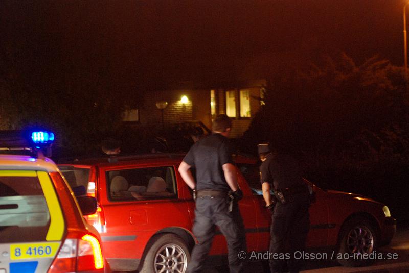 DSC_1419.JPG - Under kvällen hade polisen i klippan ett efterföljande på en bil som vägrade stanna, bilen körde runt i kvarteren vid bofinkenskolan i klippan. Föraren stannade vid minst två tillfällen, men när polisen gick ur körde föraren iväg igen och jakten fortsatte, Jakten som varade i minst 15 minuter tog slut när förstärkning kom och bilen körde in på en återvändsgränd där det tog stopp. Sammanlagt var 4 polisbilar med i jakten. När föraren stannat låste han alla dörrar på bilen så polisen inte kom in, men efter ett litet tag låste han upp och polisen tog hand om föraren. Varför föraren inte stanna är oklart.