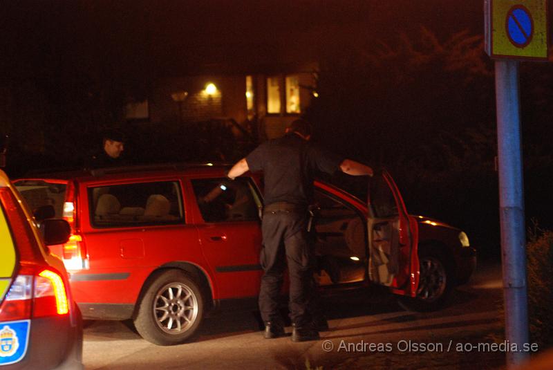 DSC_1423.JPG - Under kvällen hade polisen i klippan ett efterföljande på en bil som vägrade stanna, bilen körde runt i kvarteren vid bofinkenskolan i klippan. Föraren stannade vid minst två tillfällen, men när polisen gick ur körde föraren iväg igen och jakten fortsatte, Jakten som varade i minst 15 minuter tog slut när förstärkning kom och bilen körde in på en återvändsgränd där det tog stopp. Sammanlagt var 4 polisbilar med i jakten. När föraren stannat låste han alla dörrar på bilen så polisen inte kom in, men efter ett litet tag låste han upp och polisen tog hand om föraren. Varför föraren inte stanna är oklart.