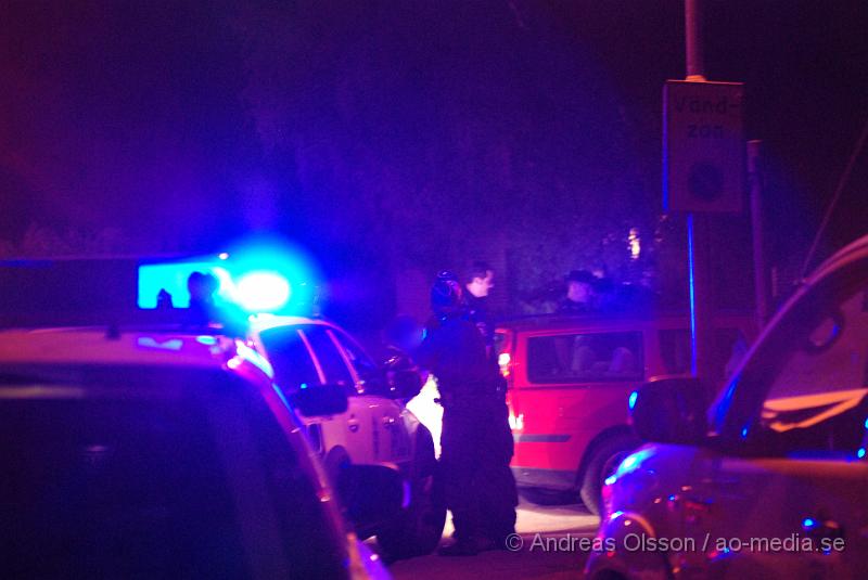 DSC_1432.JPG - Under kvällen hade polisen i klippan ett efterföljande på en bil som vägrade stanna, bilen körde runt i kvarteren vid bofinkenskolan i klippan. Föraren stannade vid minst två tillfällen, men när polisen gick ur körde föraren iväg igen och jakten fortsatte, Jakten som varade i minst 15 minuter tog slut när förstärkning kom och bilen körde in på en återvändsgränd där det tog stopp. Sammanlagt var 4 polisbilar med i jakten. När föraren stannat låste han alla dörrar på bilen så polisen inte kom in, men efter ett litet tag låste han upp och polisen tog hand om föraren. Varför föraren inte stanna är oklart.