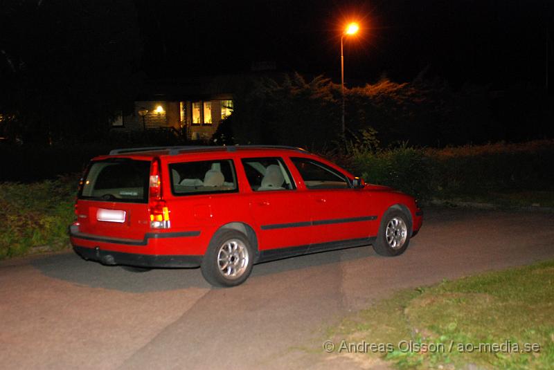 DSC_1436.JPG - Under kvällen hade polisen i klippan ett efterföljande på en bil som vägrade stanna, bilen körde runt i kvarteren vid bofinkenskolan i klippan. Föraren stannade vid minst två tillfällen, men när polisen gick ur körde föraren iväg igen och jakten fortsatte, Jakten som varade i minst 15 minuter tog slut när förstärkning kom och bilen körde in på en återvändsgränd där det tog stopp. Sammanlagt var 4 polisbilar med i jakten. När föraren stannat låste han alla dörrar på bilen så polisen inte kom in, men efter ett litet tag låste han upp och polisen tog hand om föraren. Varför föraren inte stanna är oklart.