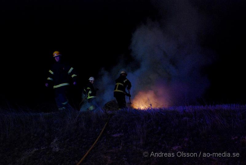 DSC_1393.JPG - Vid 01:00 tiden larmaded Klippans räddningstjänst till rondellen vid Nybygget där någon hade tänt eld på en höbal. Räddningstjänsten var snabbt på plats och kunde släcka branden utan att den hann sprida sig.