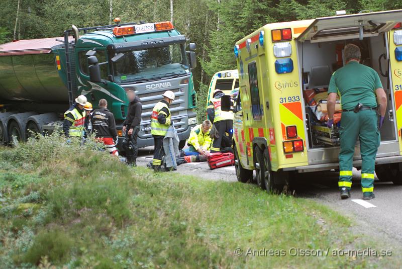 DSC_1440.JPG - Vid 16,35 tiden larmades klippans räddningstjänst samt ambulanser till en singelolycka utanför klippan med en MC inblandad. Föraren låg på marken när räddningspersonalen kom till platsen och togs om hand tills ambulans personal kom fram. Det är oklart hur skadad föraren blev men han fick föras till sjukhus med ambulans.