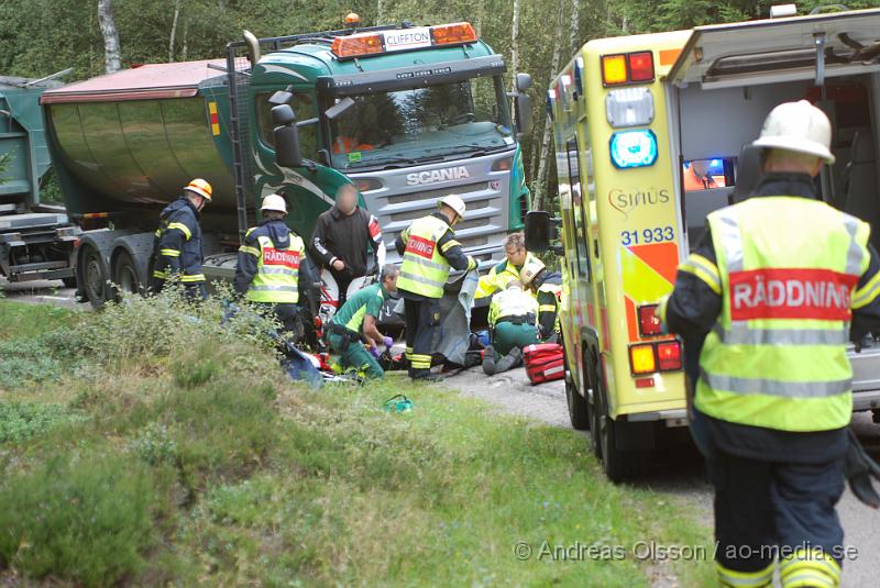 DSC_1441.JPG - Vid 16,35 tiden larmades klippans räddningstjänst samt ambulanser till en singelolycka utanför klippan med en MC inblandad. Föraren låg på marken när räddningspersonalen kom till platsen och togs om hand tills ambulans personal kom fram. Det är oklart hur skadad föraren blev men han fick föras till sjukhus med ambulans.