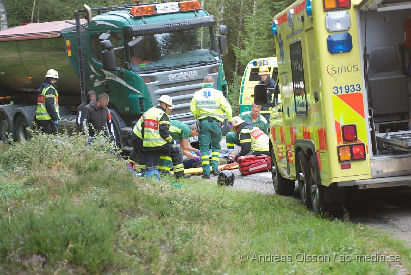 DSC_1444.JPG - Vid 16,35 tiden larmades klippans räddningstjänst samt ambulanser till en singelolycka utanför klippan med en MC inblandad. Föraren låg på marken när räddningspersonalen kom till platsen och togs om hand tills ambulans personal kom fram. Det är oklart hur skadad föraren blev men han fick föras till sjukhus med ambulans.