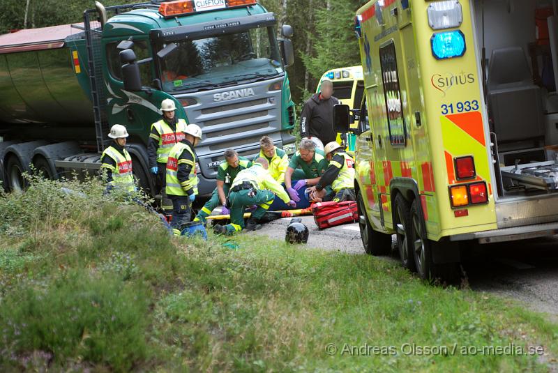 DSC_1445.JPG - Vid 16,35 tiden larmades klippans räddningstjänst samt ambulanser till en singelolycka utanför klippan med en MC inblandad. Föraren låg på marken när räddningspersonalen kom till platsen och togs om hand tills ambulans personal kom fram. Det är oklart hur skadad föraren blev men han fick föras till sjukhus med ambulans.