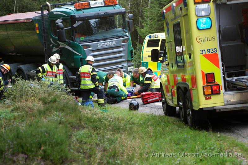 DSC_1449.JPG - Vid 16,35 tiden larmades klippans räddningstjänst samt ambulanser till en singelolycka utanför klippan med en MC inblandad. Föraren låg på marken när räddningspersonalen kom till platsen och togs om hand tills ambulans personal kom fram. Det är oklart hur skadad föraren blev men han fick föras till sjukhus med ambulans.