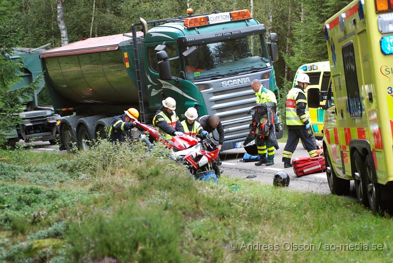 DSC_1451.JPG - Vid 16,35 tiden larmades klippans räddningstjänst samt ambulanser till en singelolycka utanför klippan med en MC inblandad. Föraren låg på marken när räddningspersonalen kom till platsen och togs om hand tills ambulans personal kom fram. Det är oklart hur skadad föraren blev men han fick föras till sjukhus med ambulans.