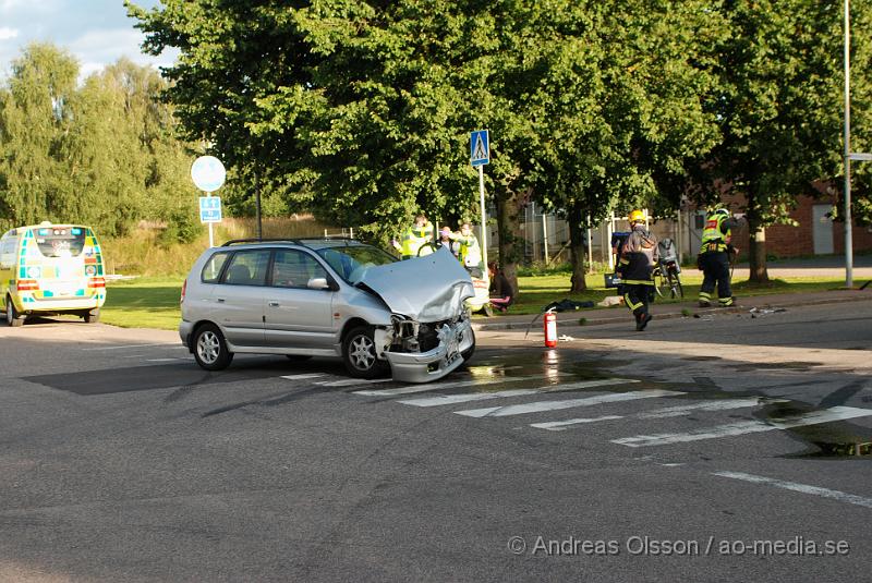 DSC_1582.JPG - Vid 18 tiden larmades Räddningstjänsten och Ambulanser till en trafikolycka i Perstorp. Två personbilar hade kolliderat i korsningen Tjäderstigen och Spjutserödsvägen. 5 personer var inblandade och alla fördes med ambulans till Centralsjukhuset i Kristianstad.