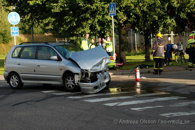 DSC_1584.JPG - Vid 18 tiden larmades Räddningstjänsten och Ambulanser till en trafikolycka i Perstorp. Två personbilar hade kolliderat i korsningen Tjäderstigen och Spjutserödsvägen. 5 personer var inblandade och alla fördes med ambulans till Centralsjukhuset i Kristianstad.