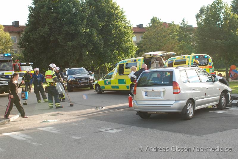 DSC_1588.JPG - Vid 18 tiden larmades Räddningstjänsten och Ambulanser till en trafikolycka i Perstorp. Två personbilar hade kolliderat i korsningen Tjäderstigen och Spjutserödsvägen. 5 personer var inblandade och alla fördes med ambulans till Centralsjukhuset i Kristianstad.