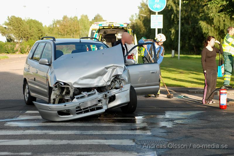 DSC_1591.JPG - Vid 18 tiden larmades Räddningstjänsten och Ambulanser till en trafikolycka i Perstorp. Två personbilar hade kolliderat i korsningen Tjäderstigen och Spjutserödsvägen. 5 personer var inblandade och alla fördes med ambulans till Centralsjukhuset i Kristianstad.