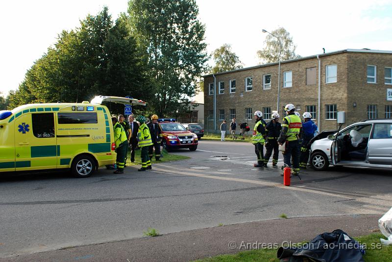 DSC_1592.JPG - Vid 18 tiden larmades Räddningstjänsten och Ambulanser till en trafikolycka i Perstorp. Två personbilar hade kolliderat i korsningen Tjäderstigen och Spjutserödsvägen. 5 personer var inblandade och alla fördes med ambulans till Centralsjukhuset i Kristianstad.