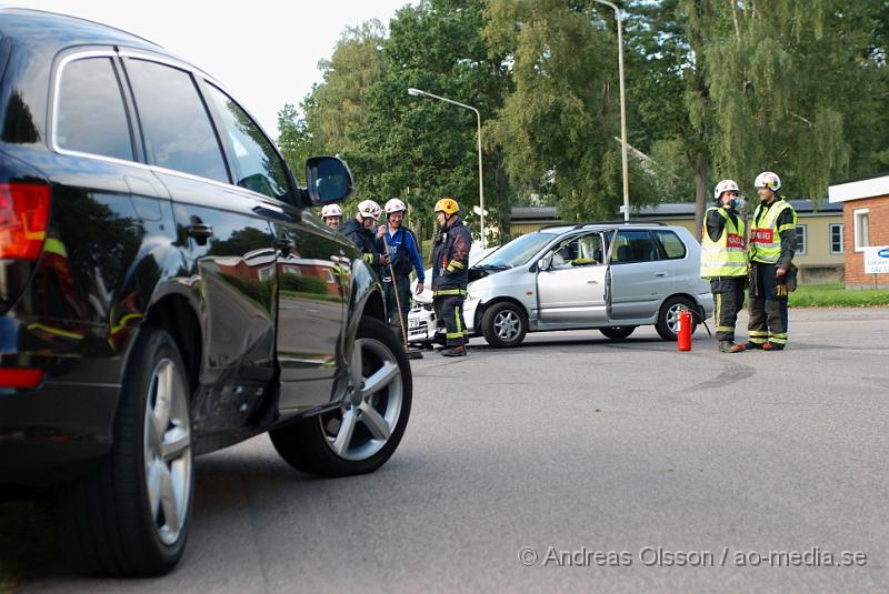 DSC_1597.JPG - Vid 18 tiden larmades Räddningstjänsten och Ambulanser till en trafikolycka i Perstorp. Två personbilar hade kolliderat i korsningen Tjäderstigen och Spjutserödsvägen. 5 personer var inblandade och alla fördes med ambulans till Centralsjukhuset i Kristianstad.