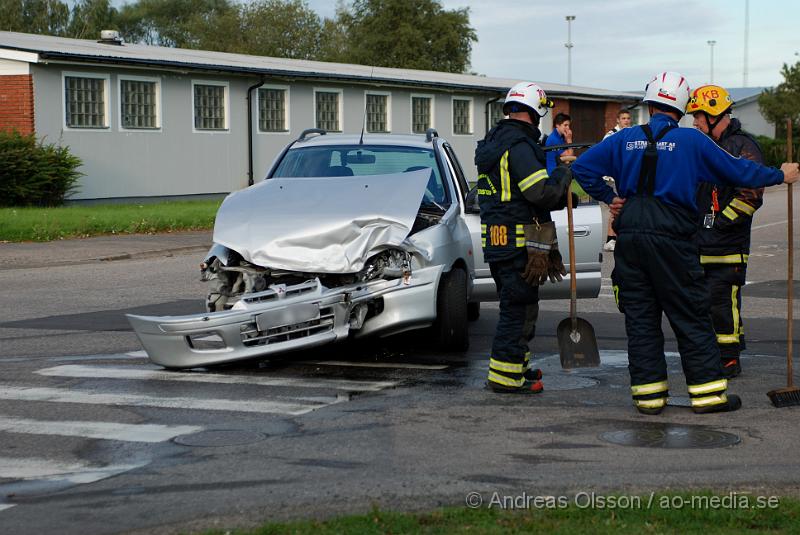 DSC_1599.JPG - Vid 18 tiden larmades Räddningstjänsten och Ambulanser till en trafikolycka i Perstorp. Två personbilar hade kolliderat i korsningen Tjäderstigen och Spjutserödsvägen. 5 personer var inblandade och alla fördes med ambulans till Centralsjukhuset i Kristianstad.