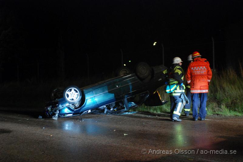 DSC_2081.JPG - Vid 21:50 larmades räddningstjänst, ambulans och polis till en trafikolycka i ljungbyhed där en personbil voltat i en kurva. Person skadorna är oklara men en eller flera personer fördes med ambulans till sjukhuset.