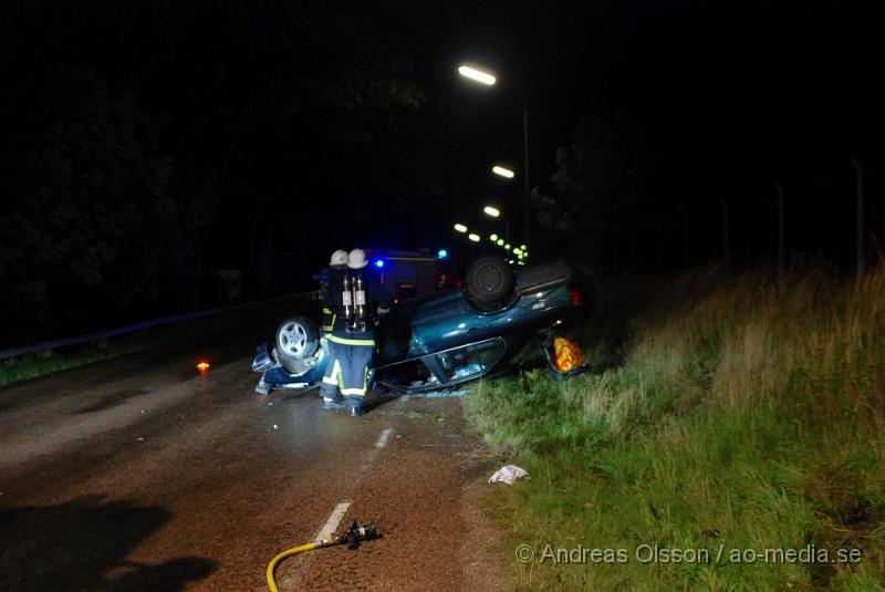 DSC_2085.JPG - Vid 21:50 larmades räddningstjänst, ambulans och polis till en trafikolycka i ljungbyhed där en personbil voltat i en kurva. Person skadorna är oklara men en eller flera personer fördes med ambulans till sjukhuset.